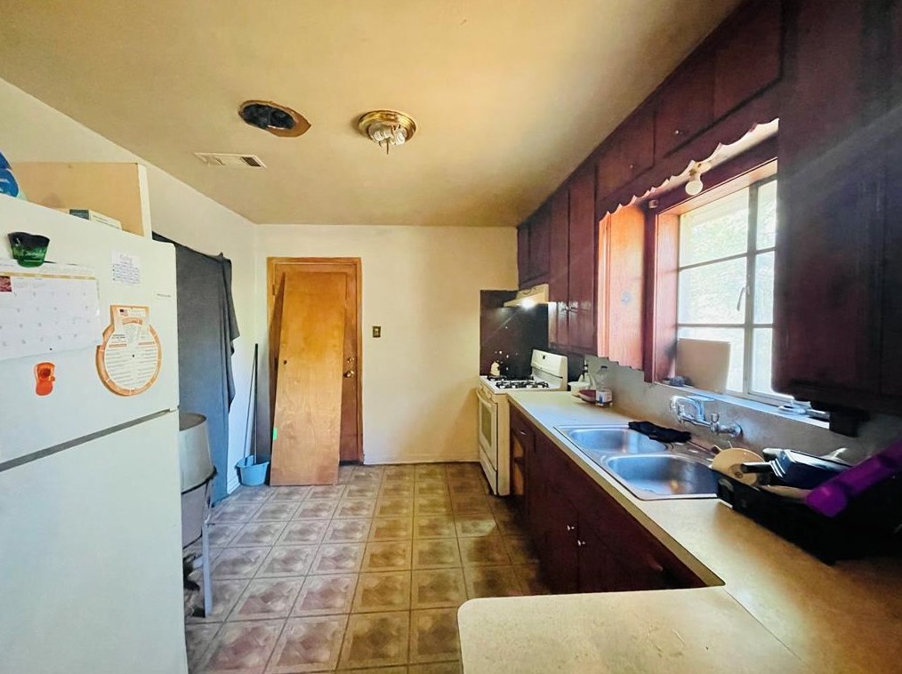 339 Victoria Dr, Houston TX  77022-2415 exterior