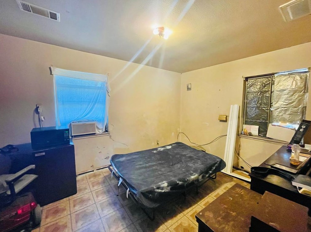 339 Victoria Dr, Houston TX  77022-2415 exterior