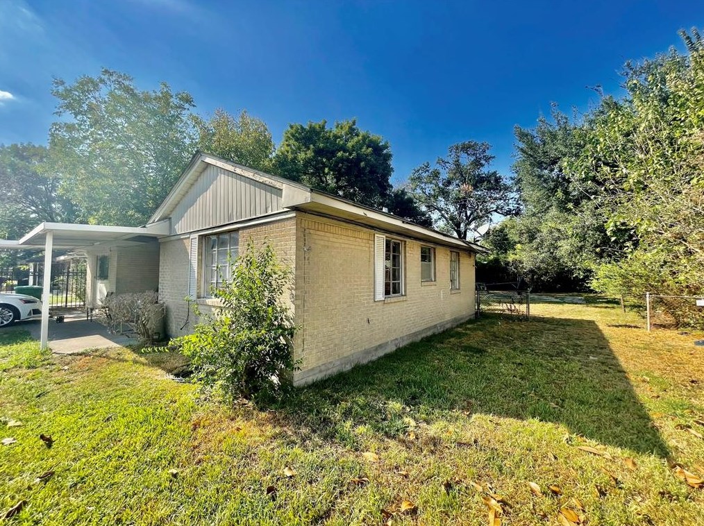 339 Victoria Dr, Houston TX  77022-2440 exterior