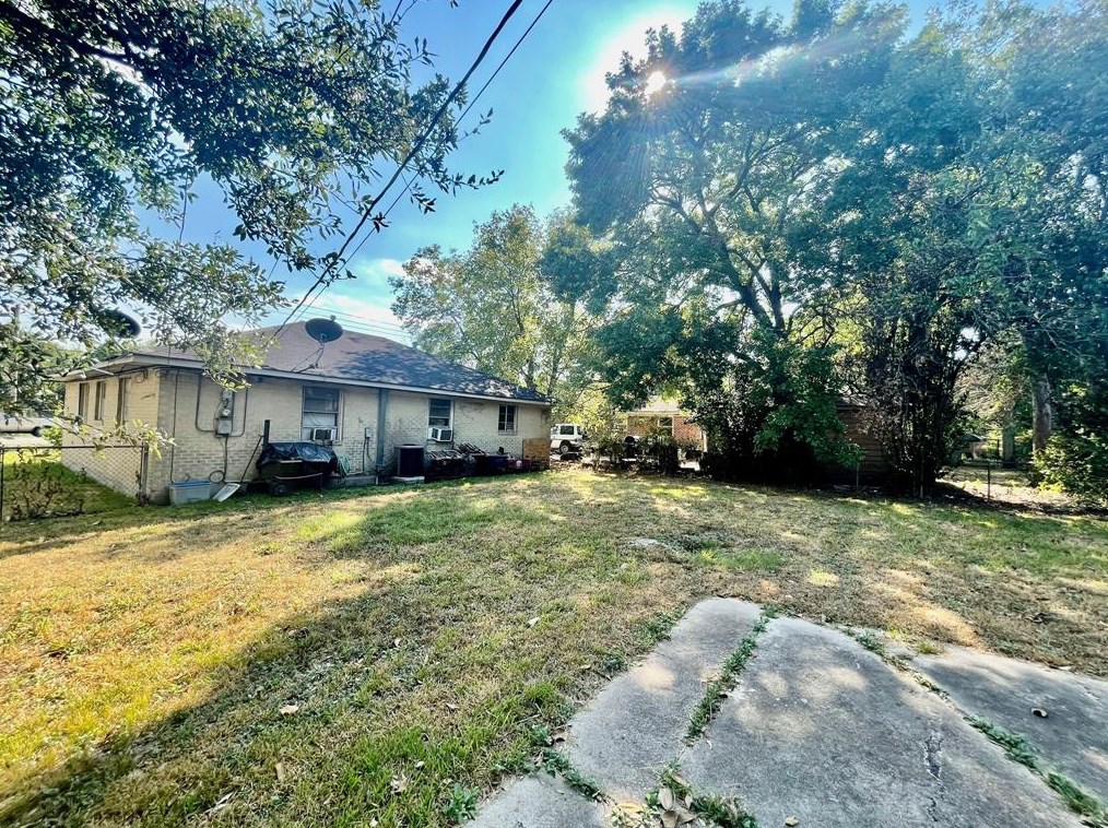 339 Victoria Dr, Houston TX  77022-2415 exterior