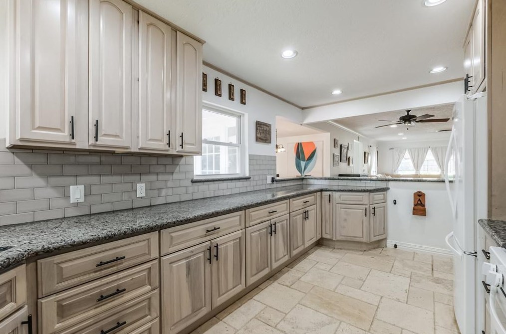 4862 Creekbend Dr, Houston TX  77035-4932 exterior
