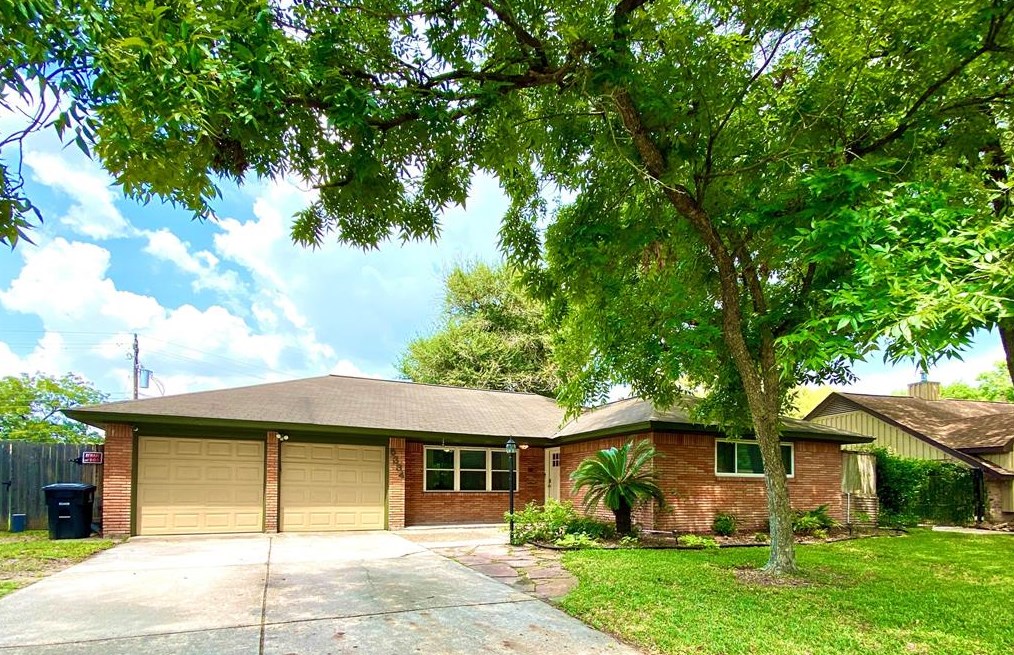 5334 Saxon Dr, Houston TX  77092-5545 exterior