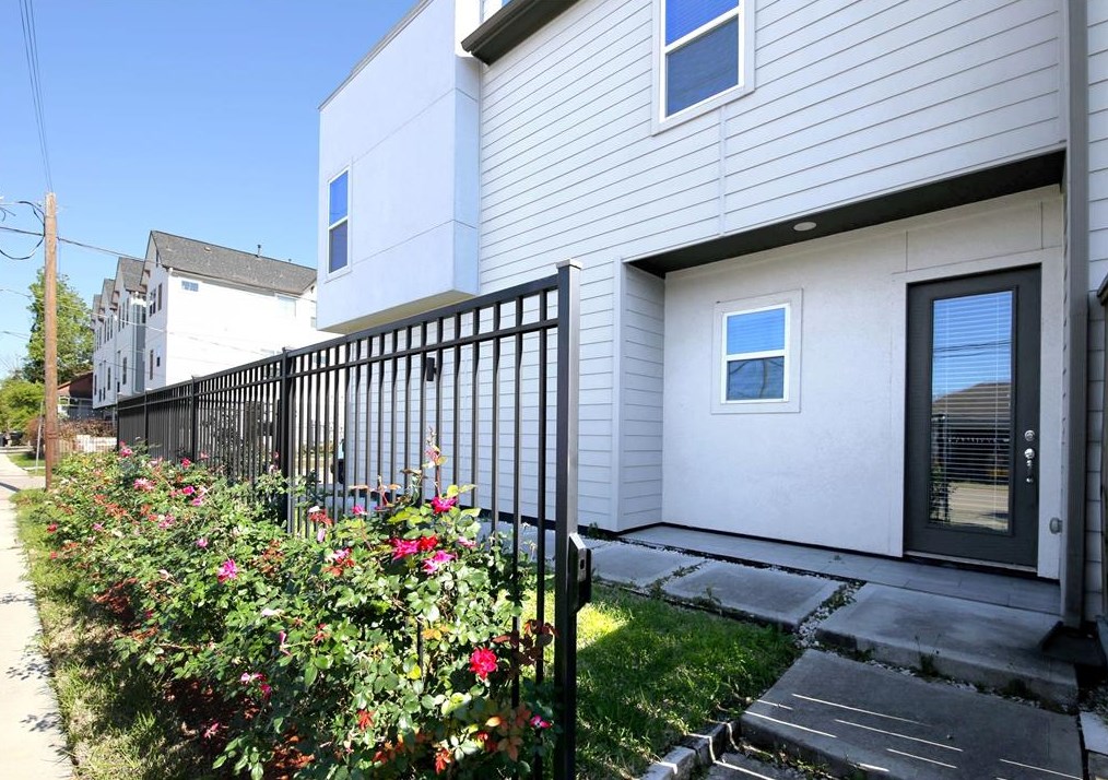 1519 Chestnut St, Houston TX  77009-8817 exterior