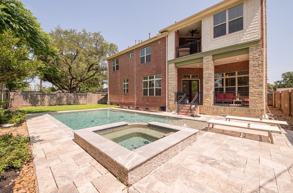 4011 Martinshire Dr, Houston TX  77025-3916 exterior