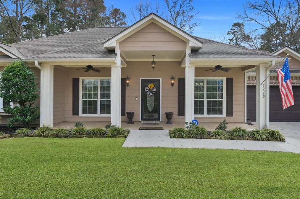 13319 Southshore Dr, Conroe TX  77304-5272 exterior