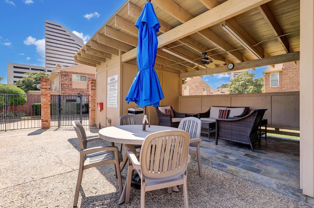 2517 Bering Dr, Houston TX  77057-4962 exterior