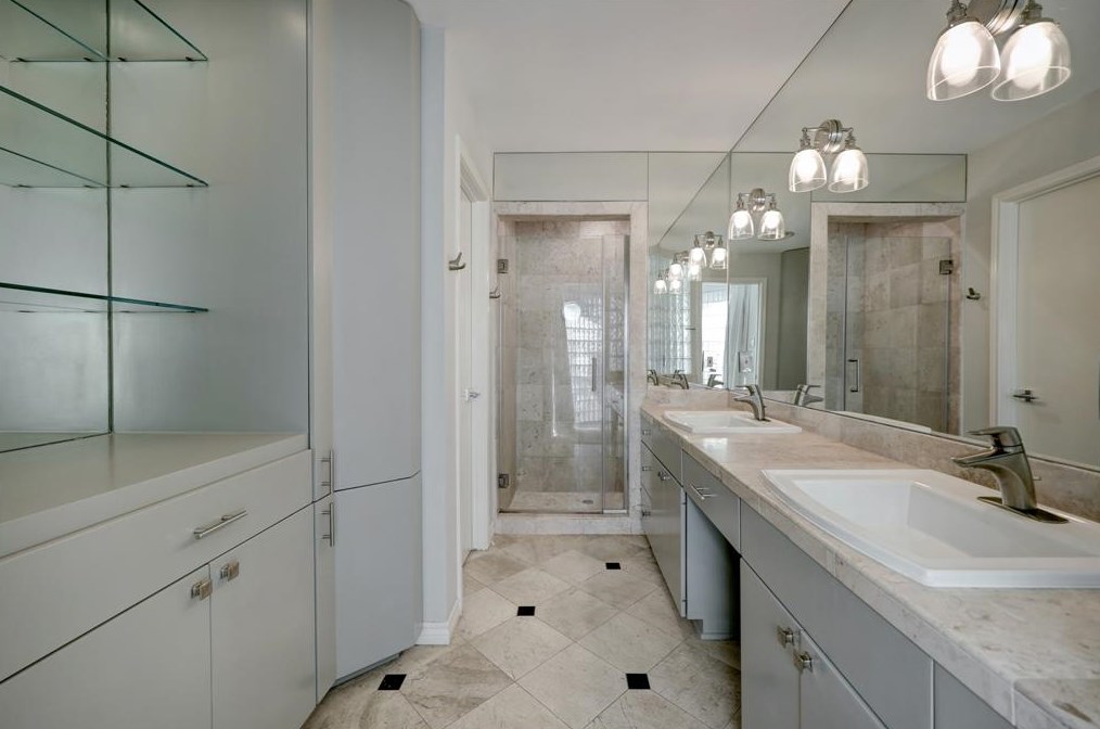 5331 Yarwell Dr, Houston TX  77096-5329 exterior