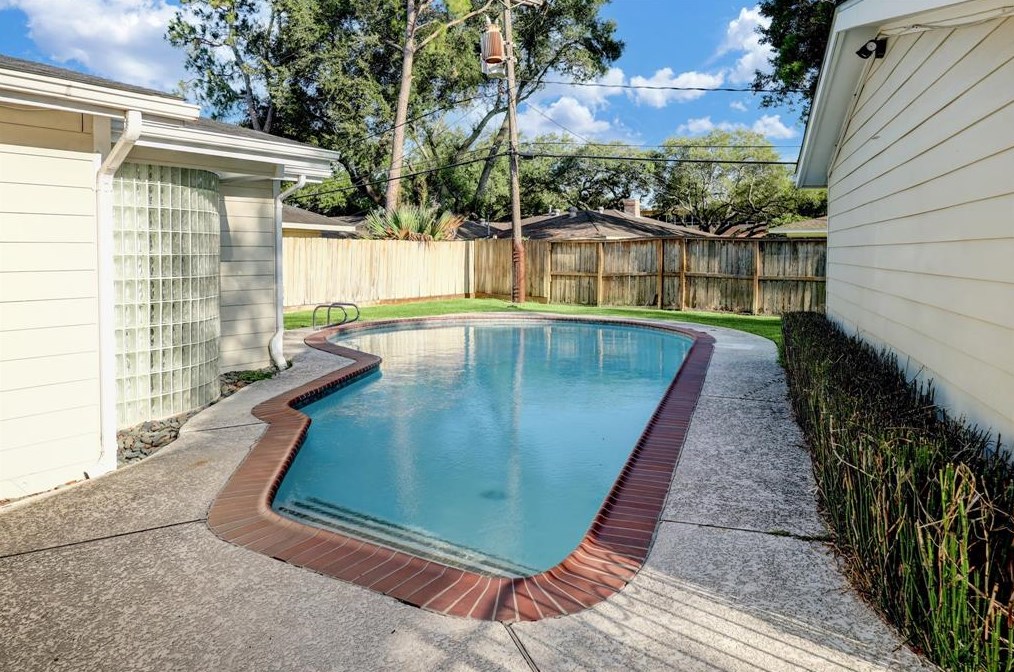 5331 Yarwell Dr, Houston TX  77096-5329 exterior