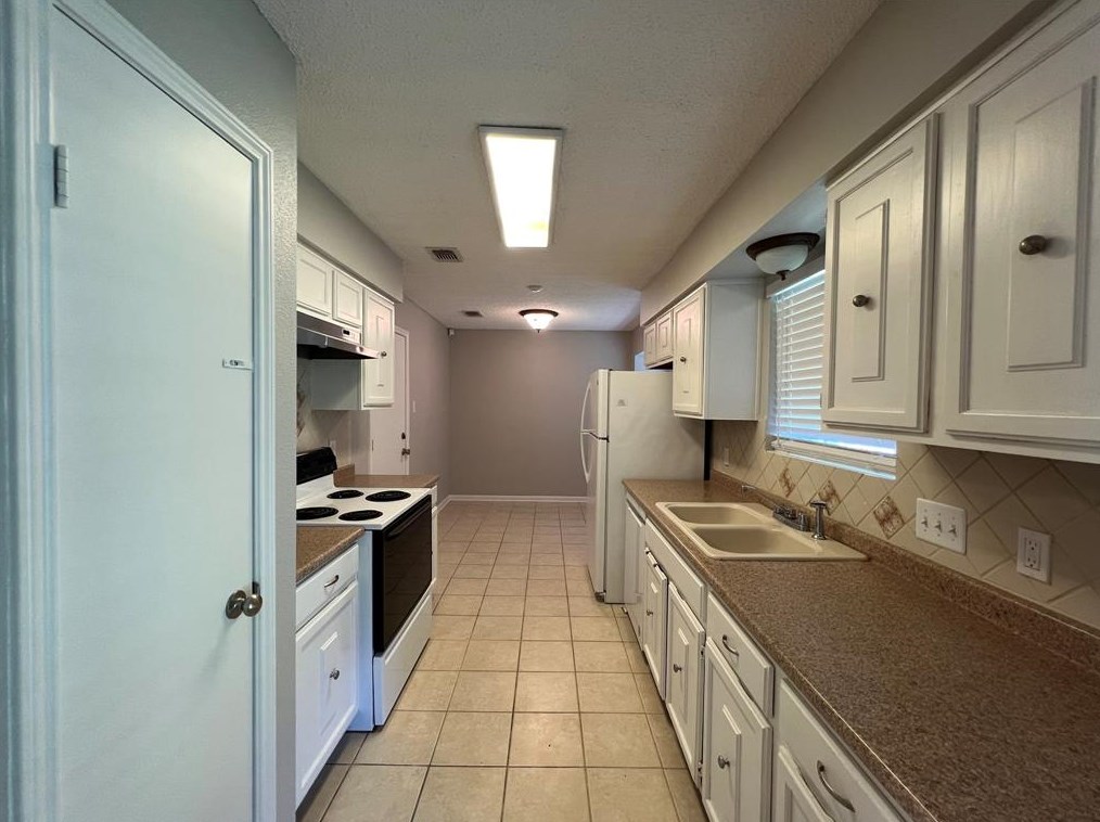 7430 Woodoak Dr, Houston TX  77040-3711 exterior