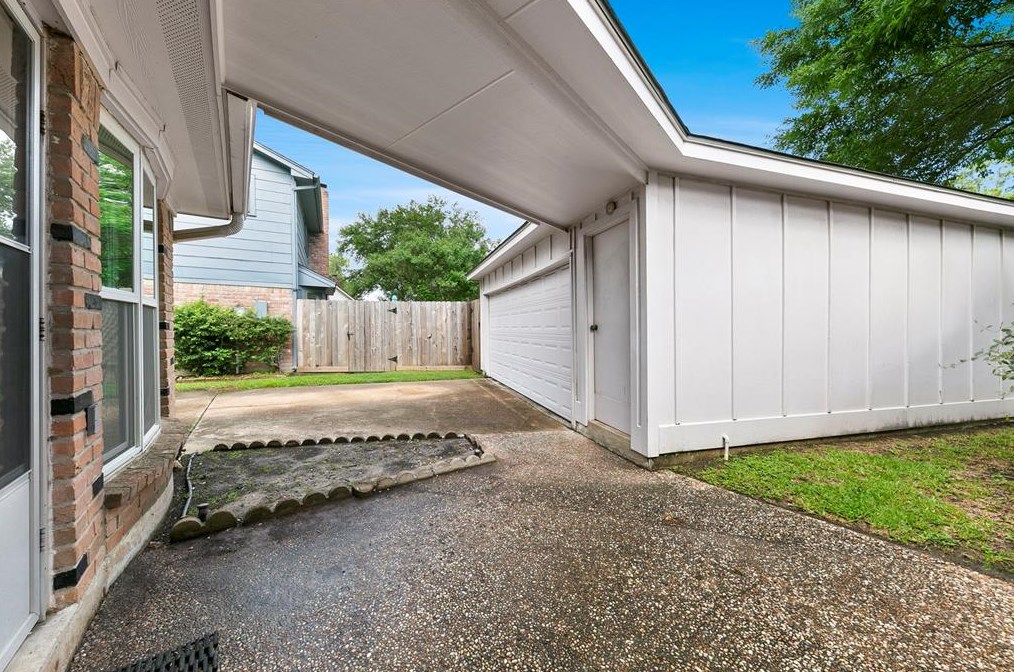 9726 Springmont Dr, Houston TX  77080-1440 exterior
