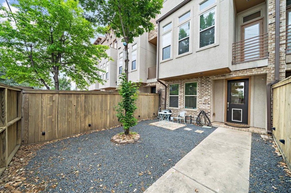 105 2nd St, Houston TX  77007-3613 exterior