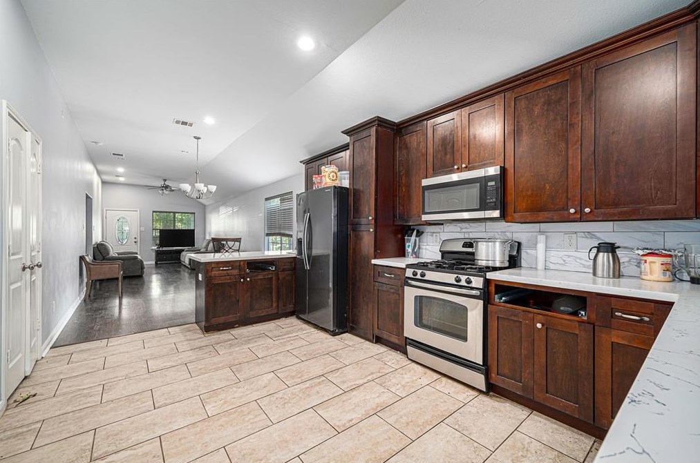 7002 Semmes, Houston TX  77026-6840 exterior