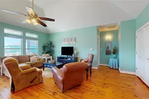 1121 Blue Water Dr, Crystal Beach, TX 77650 - Photo 9