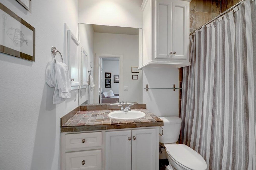 5831 Lacy St, Houston TX  77007-7142 exterior