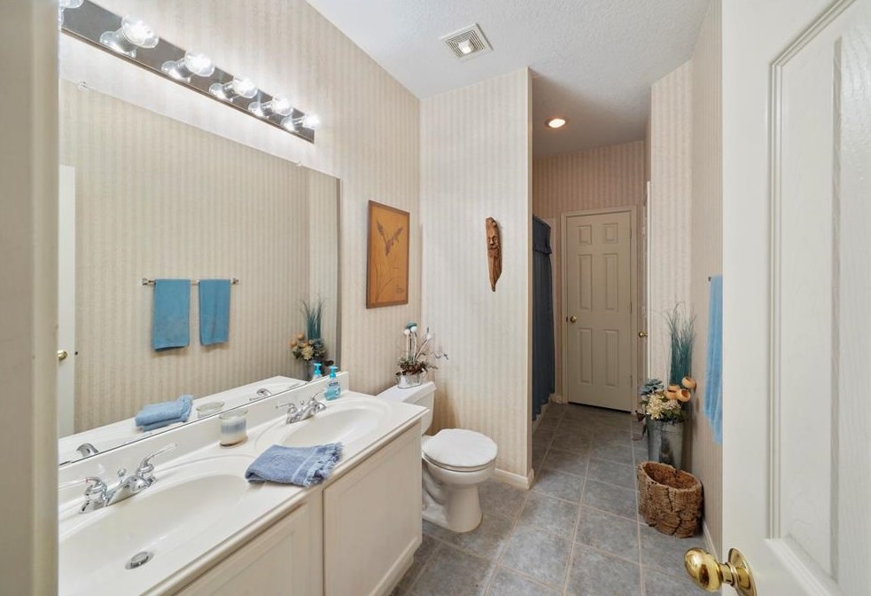 5803 Deer Shadow Ct, Houston TX 77041-4233 exterior