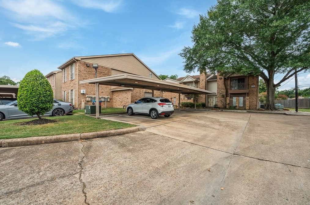 10615 Briar Forest Dr, Houston TX 77042-2344 exterior