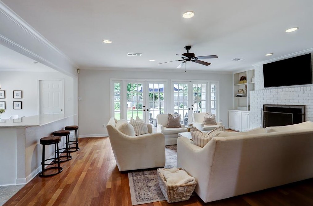 10702 Wickersham Ln, Houston TX  77027-3923 exterior