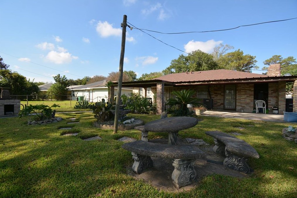 10012 Woodwick St, Houston TX  77016-3946 exterior