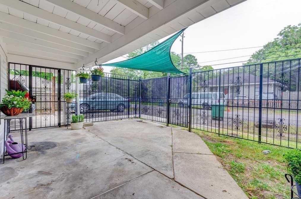 1902 Tabor St, Houston TX  77009-1228 exterior