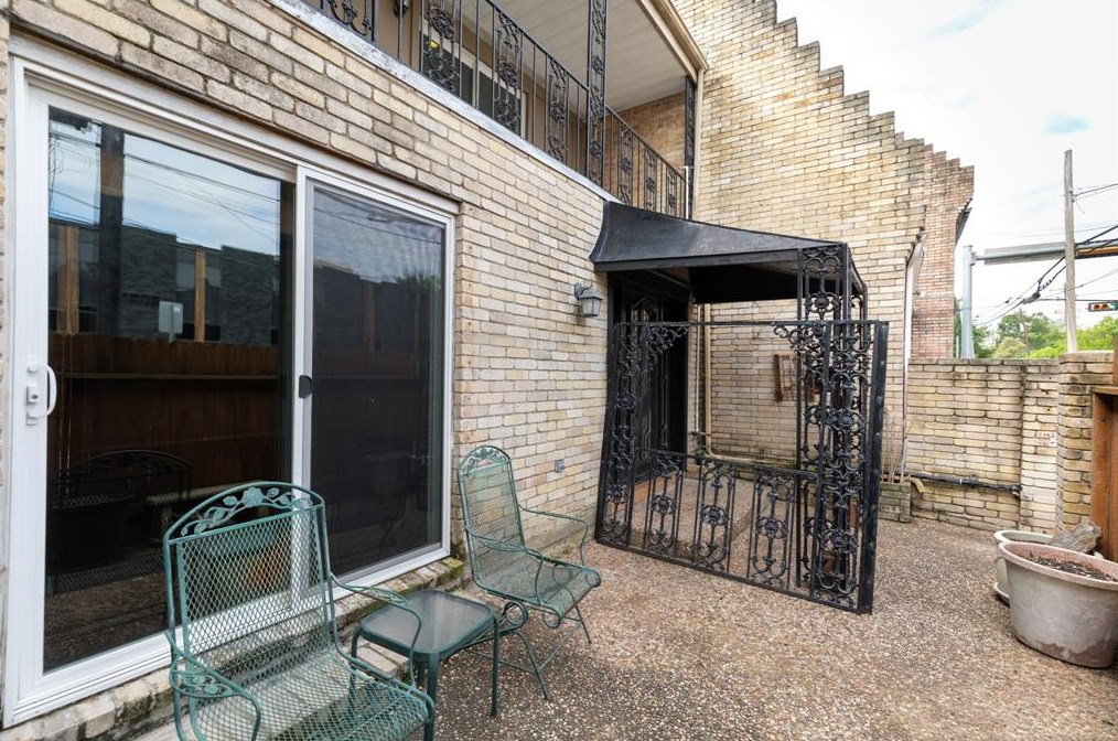 1415 Welch St, Houston TX  77006-1837 exterior