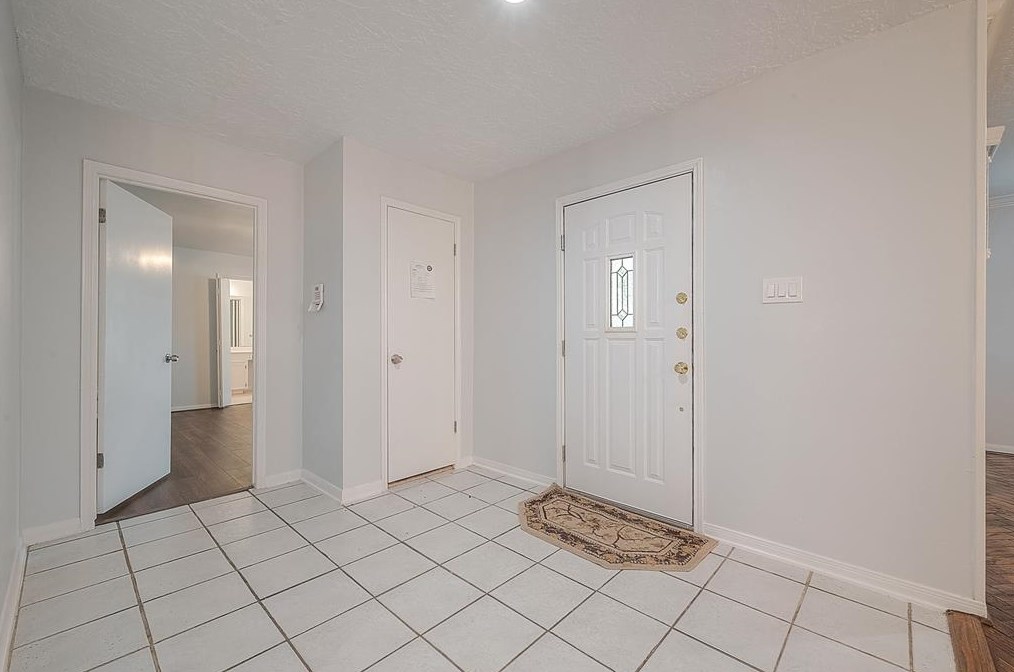 6114 Rollingbrook Dr, Houston TX  77096-5640 exterior