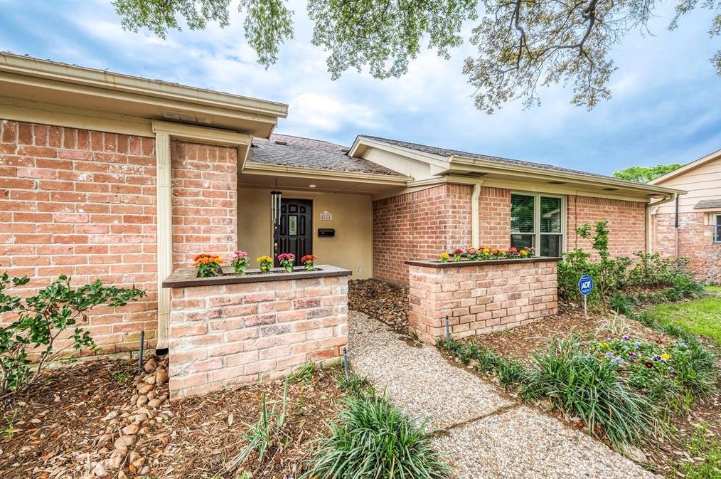 6114 Rollingbrook Dr, Houston TX  exterior