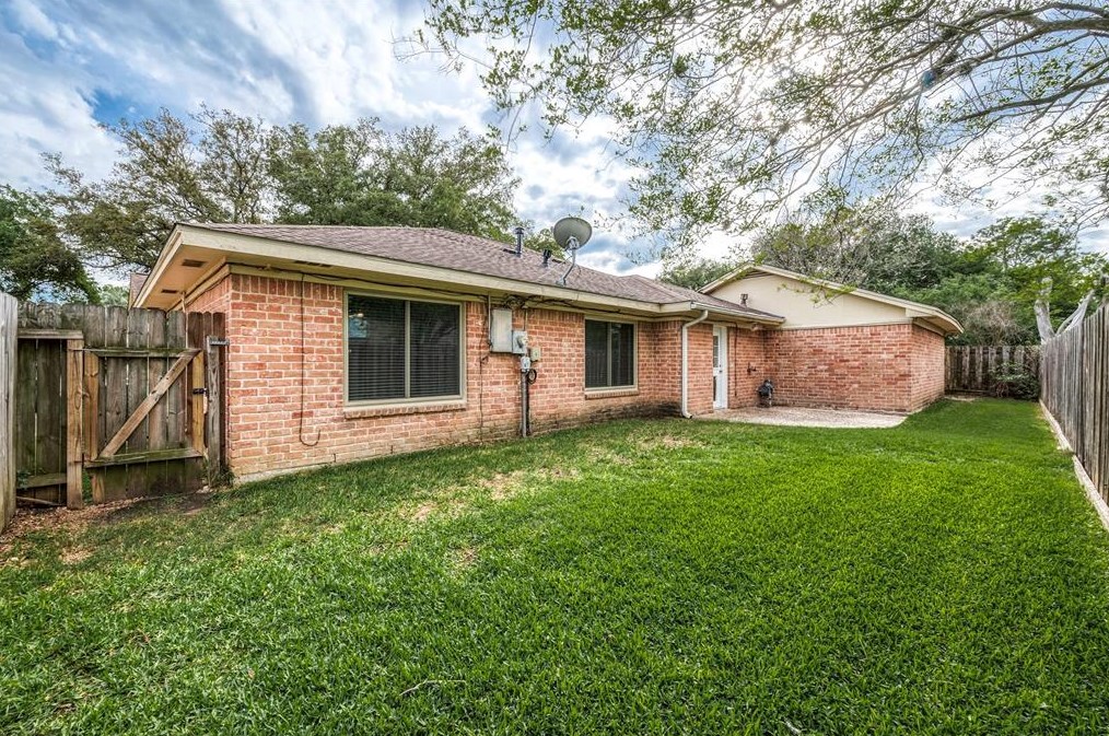 6114 Rollingbrook Dr, Houston TX  exterior