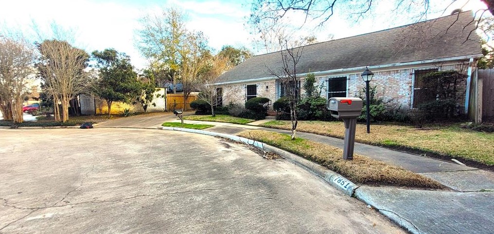 7847 Rollingbrook Dr, Houston TX  77071-1707 exterior