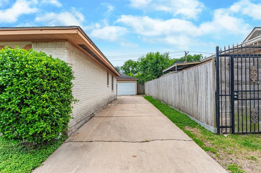 9015 Jackwood, Houston TX  77096-1123 exterior