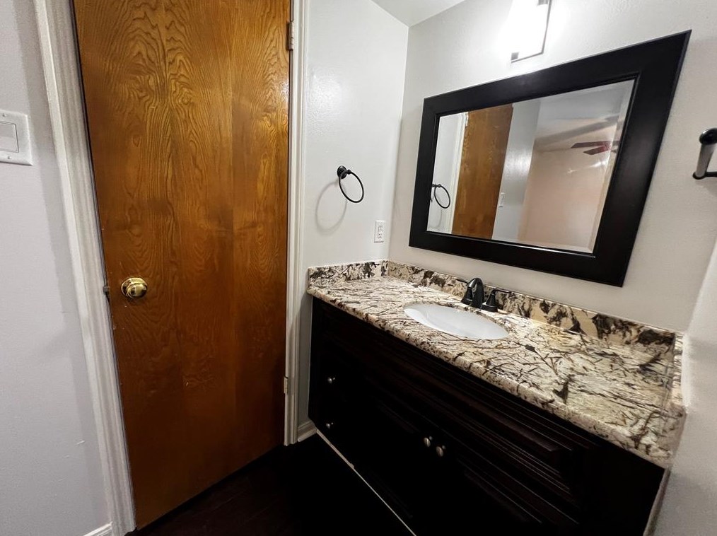 10652 Hazelhurst Dr, Houston TX  77043-3218 exterior