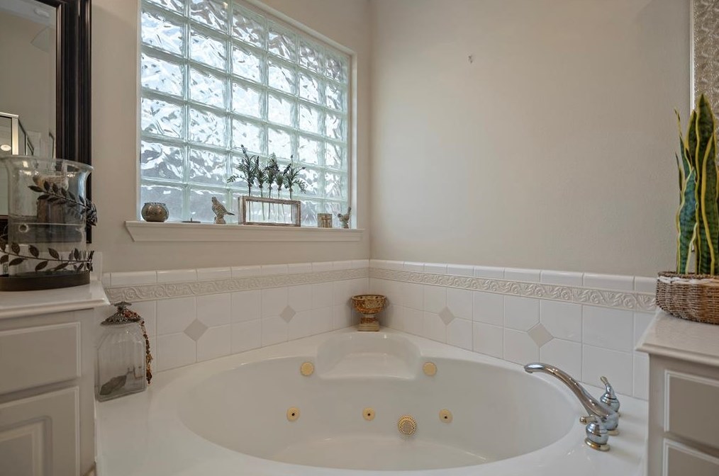 9909 Kemp Frst, Houston TX  77080-2509 exterior