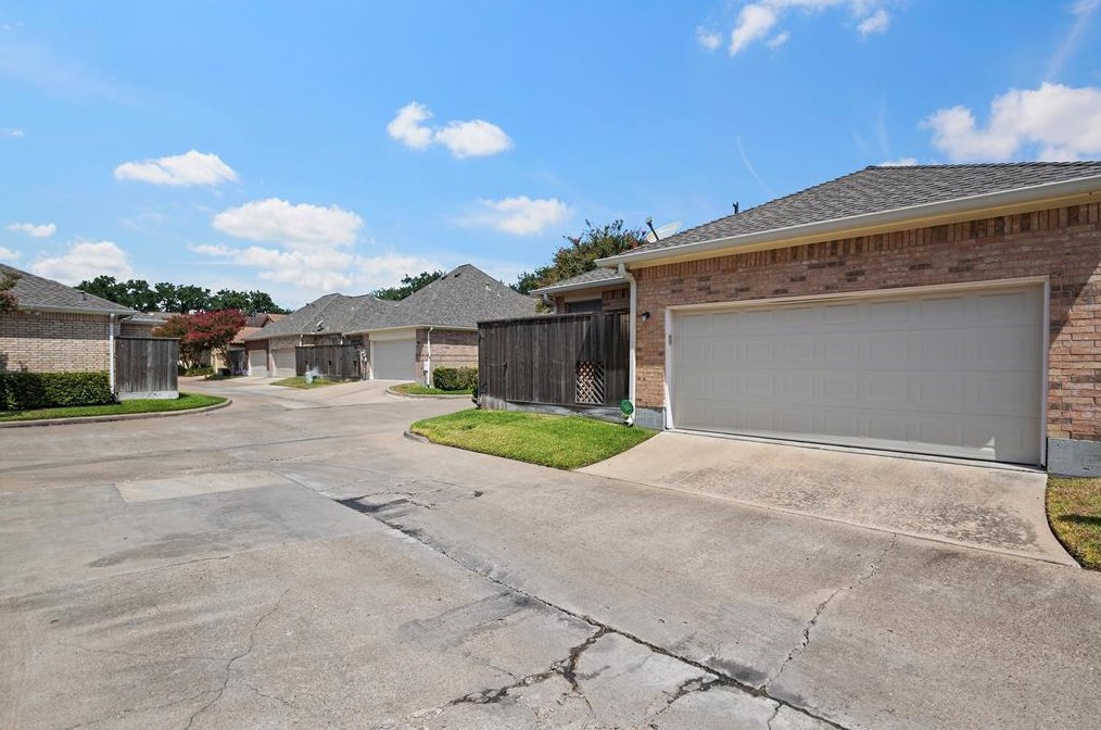 9909 Kemp Frst, Houston TX  77080-2509 exterior