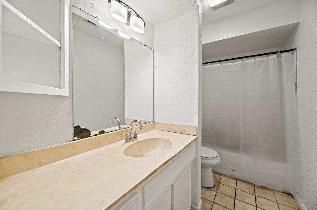 7834 Breezeway St, Houston TX  77040-3703 exterior