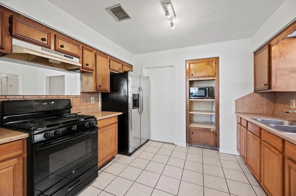 7834 Breezeway St, Houston TX  77040-3703 exterior