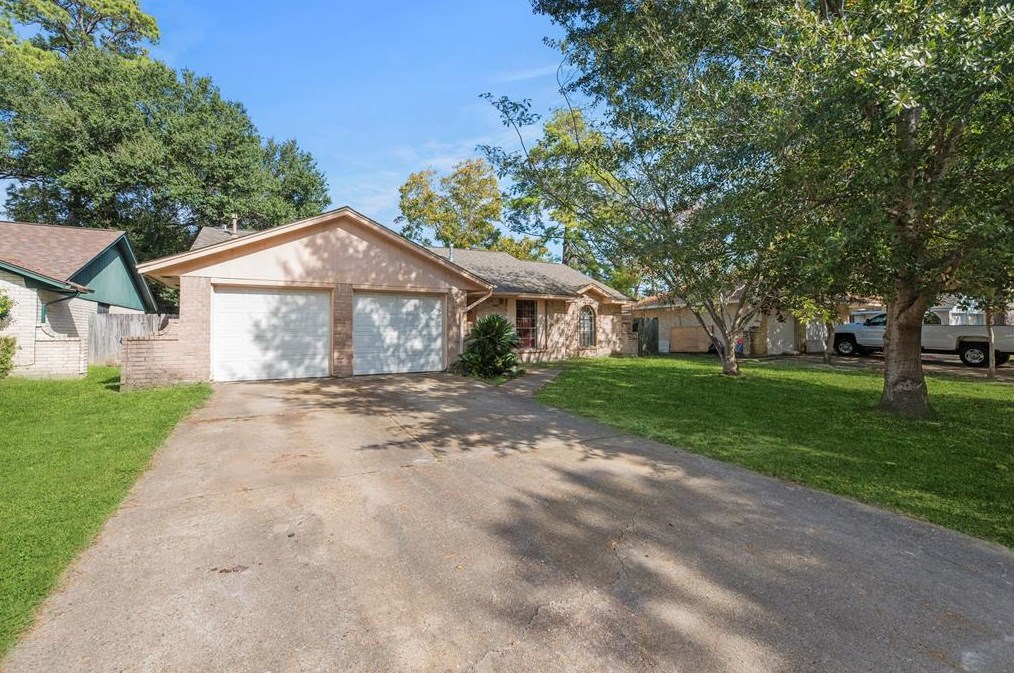 7834 Breezeway St, Houston TX  77040-3703 exterior