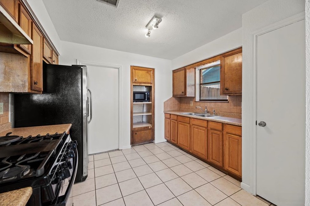 7834 Breezeway St, Houston TX  77040-3703 exterior