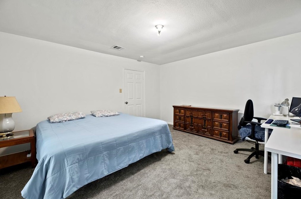 7834 Breezeway St, Houston TX  77040-3703 exterior