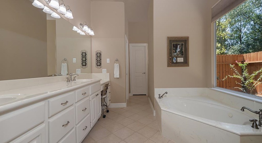 10841 Lk Frst Dr, Conroe TX 77384-3247 exterior