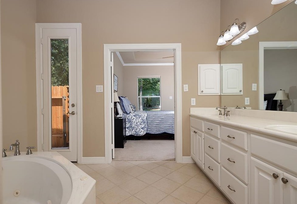 10841 Lk Frst Dr, Conroe TX 77384-3247 exterior