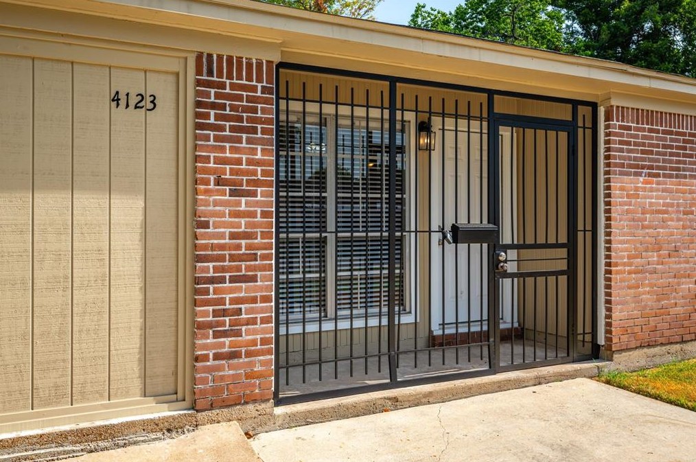 4123 Dacca Dr, Houston TX  77047-1229 exterior