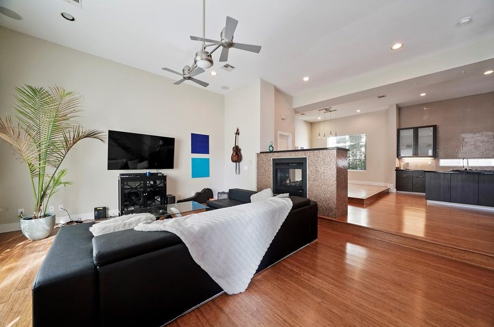 1817 Hickory St, Houston TX  77007-4178 exterior