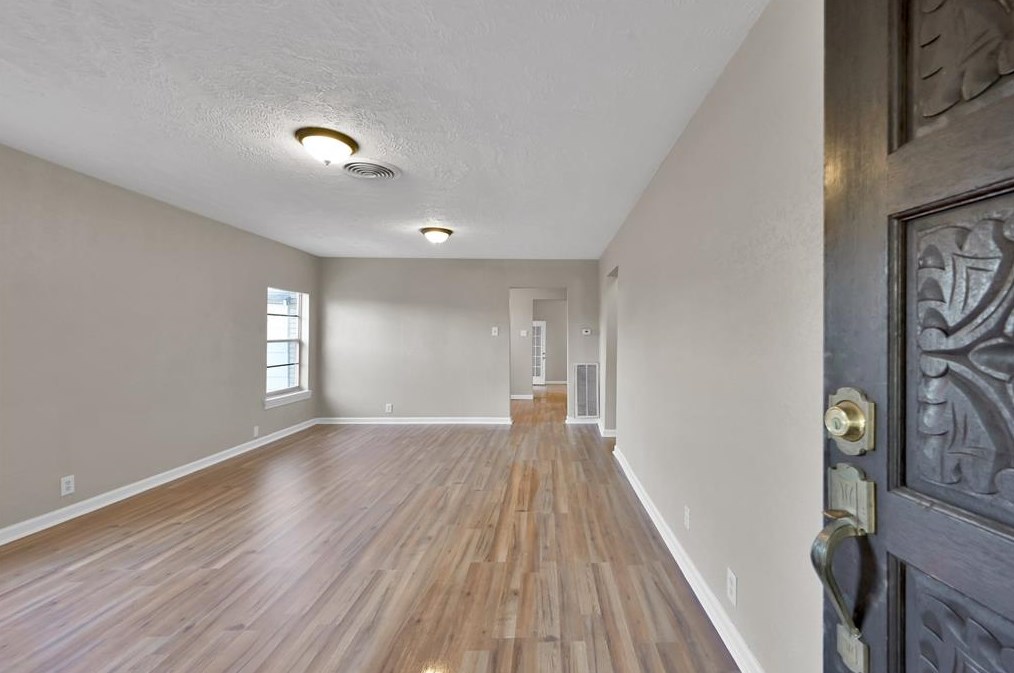 2517 Avenue Of Oaks St, Houston TX  77026-2203 exterior