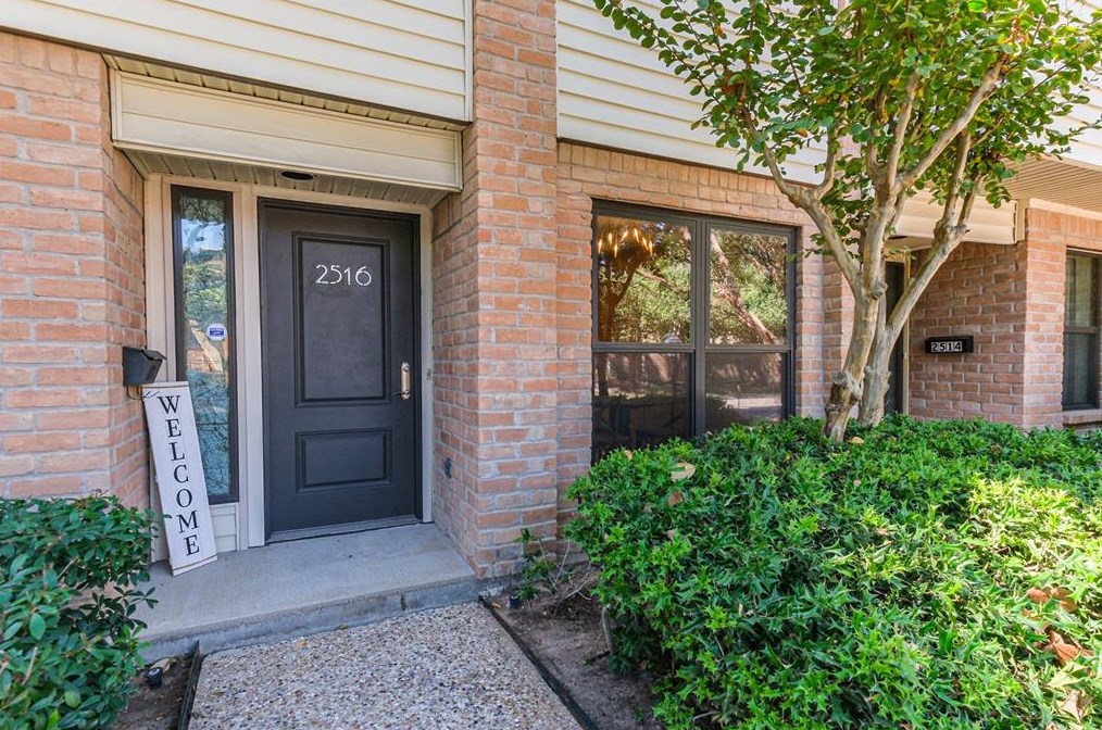 2516 Bering Dr, Houston TX  77057-4902 exterior