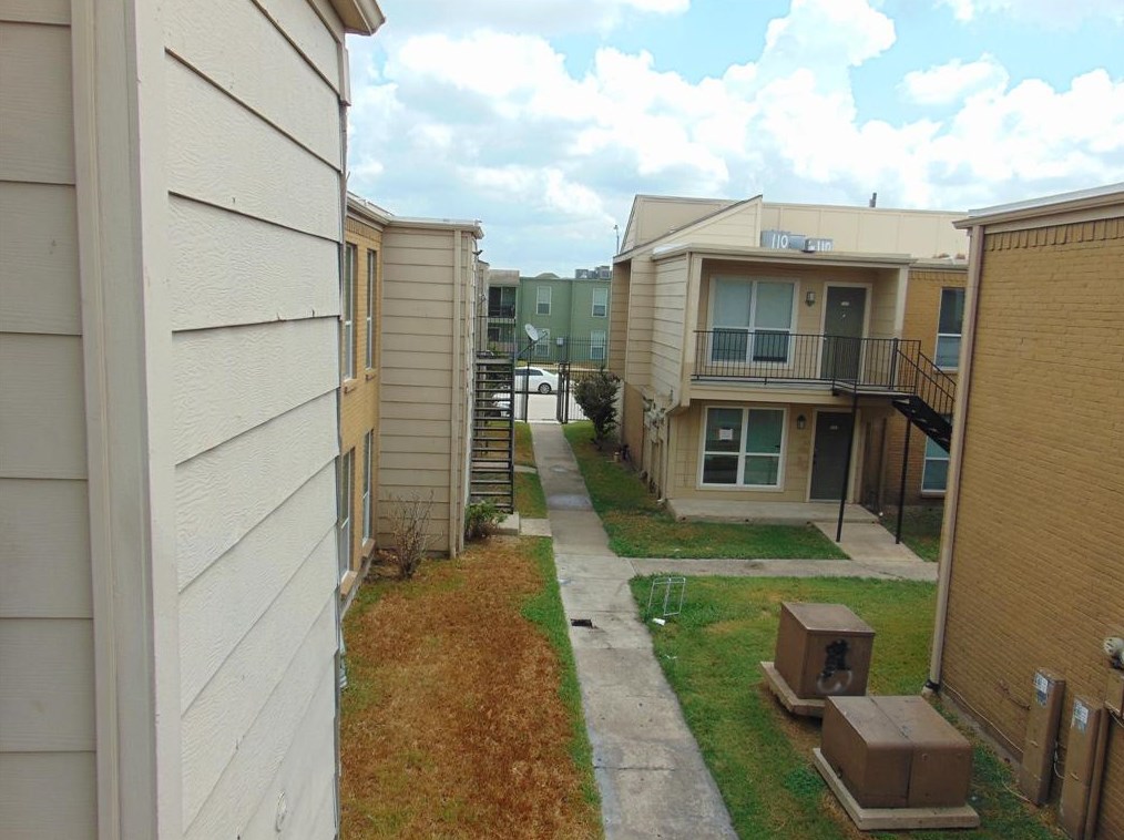 8100 Creekbend Dr, Houston TX  77071-1537 exterior