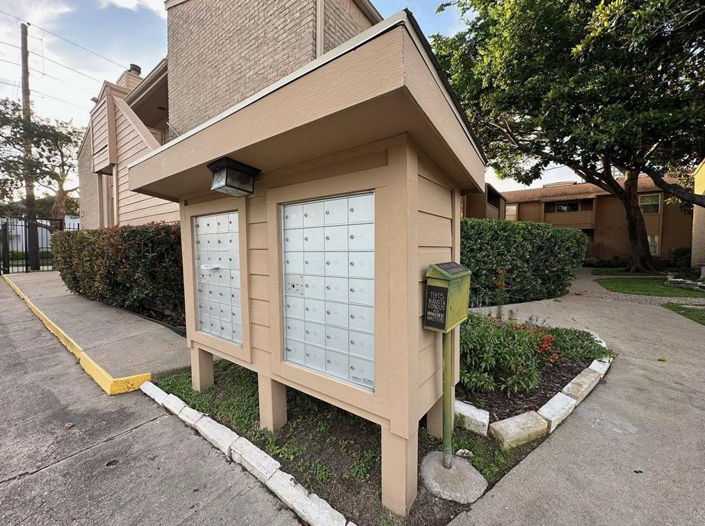 1915 Augusta Dr, Houston TX  77057-3770 exterior