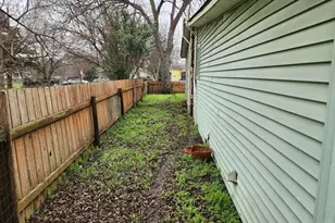 604 Juarez St, Lockhart, TX 78644 - Photo 3