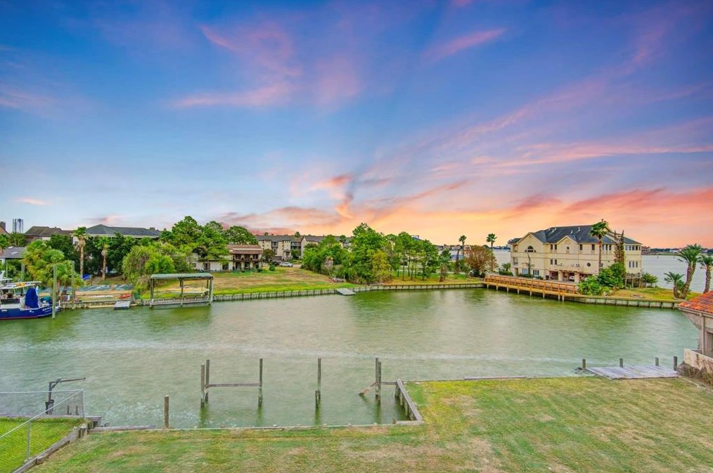 2522 Baycrest Dr, Houston TX  77058-3704 exterior