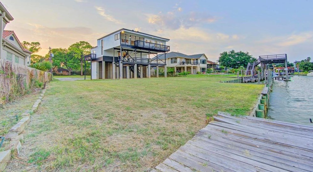 2522 Baycrest Dr, Houston TX  77058-3704 exterior