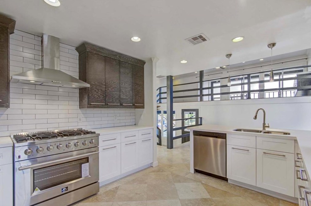 2522 Baycrest Dr, Houston TX  77058-3704 exterior
