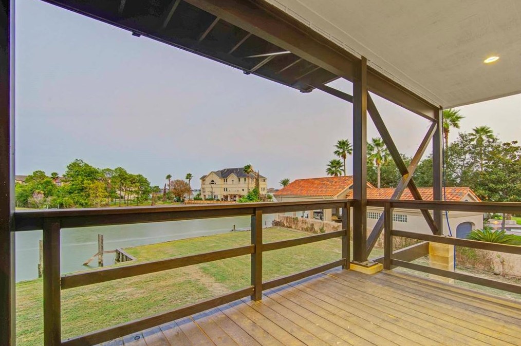 2522 Baycrest Dr, Houston TX  77058-3704 exterior